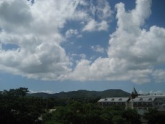 もう夏の雲。御館山小学校が見えています。