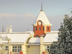 お隣の御館山小学校も雪化粧。